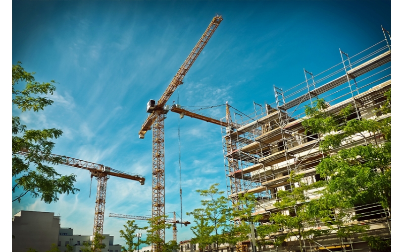 建筑施工項(xiàng)目管理項(xiàng)目是建筑施工企業(yè)最基本的業(yè)務(wù)單元，企業(yè)開(kāi)展數(shù)字化轉(zhuǎn)型要以項(xiàng)目為基石，緊緊圍繞不同項(xiàng)目類(lèi)型、階段、業(yè)務(wù)全場(chǎng)景開(kāi)展，最終實(shí)現(xiàn)企業(yè)數(shù)字化轉(zhuǎn)型升級(jí)。隨著工程建設(shè)項(xiàng)目投資規(guī)模增長(zhǎng)，建筑物形式多樣、體量大、結(jié)構(gòu)復(fù)雜，同時(shí)建筑施工周期長(zhǎng)，使用的材料品種多，耗用量大。建筑施工項(xiàng)目管理主要呈現(xiàn)以下特點(diǎn)。覆蓋面廣建筑施工項(xiàng)目管理綜合性強(qiáng)、涉及面廣，需要工程、商務(wù)、技術(shù)等部門(mén)多方協(xié)同，同時(shí)還涉及建筑、